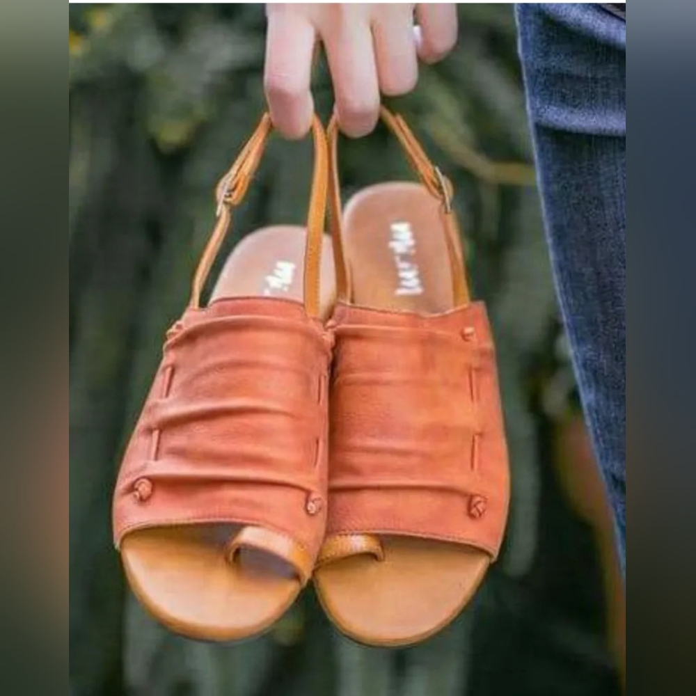 BOUTIQUE NWT Mi'iM Nikki Sandals